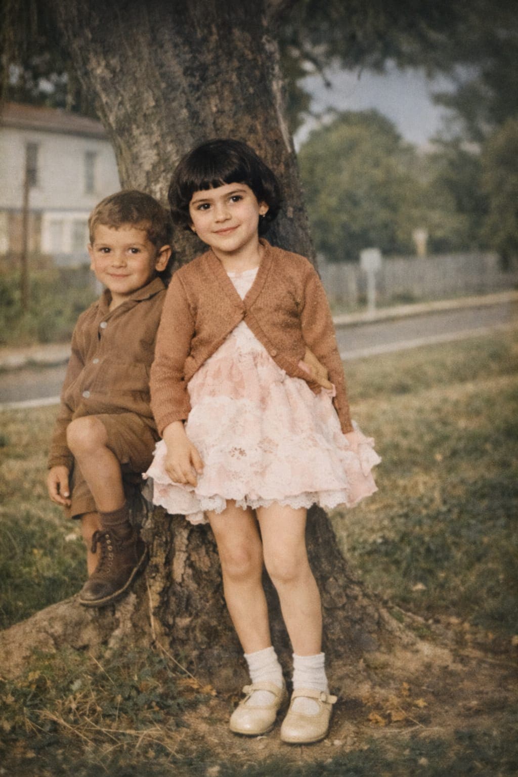 A mesma foto restaurada e colorizada com IA